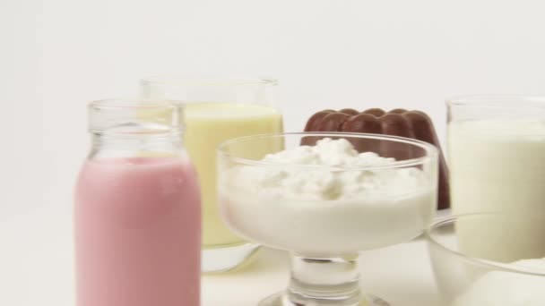 Diverse mjölkprodukter — Stockvideo
