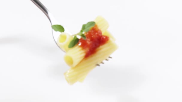 Ригатони с томатным соусом на вилке — стоковое видео