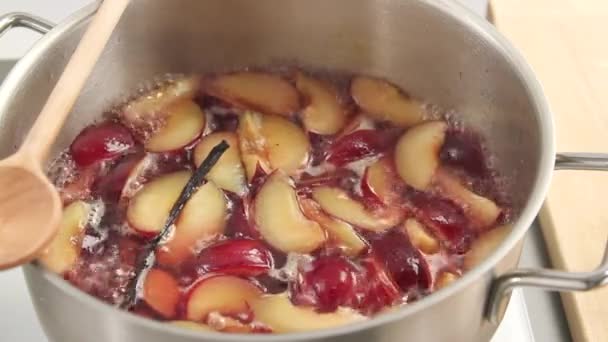 Prunes transformées en sirop — Video