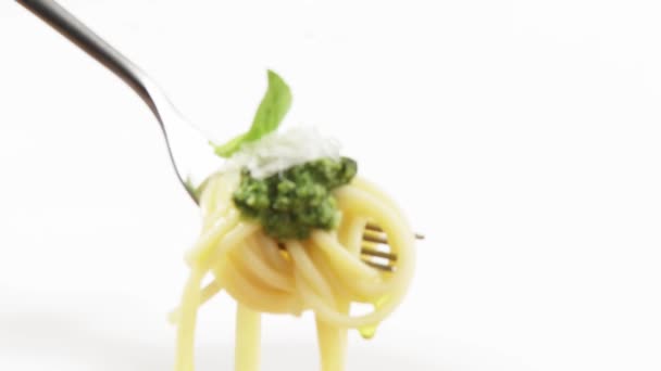 Spaghetti z pesto na widelec — Wideo stockowe