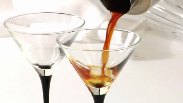 Versare un cocktail in un bicchiere — Video Stock