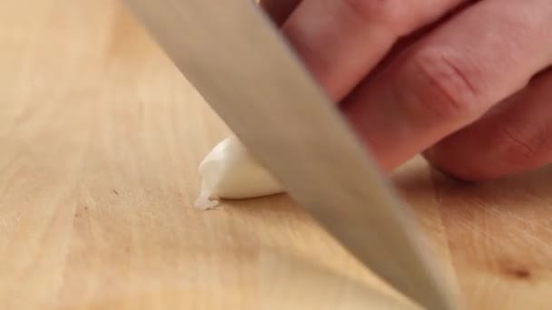 Stroužek česneku jsou plátky — Stock video