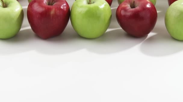 Red and green apples in rows — Stock Video