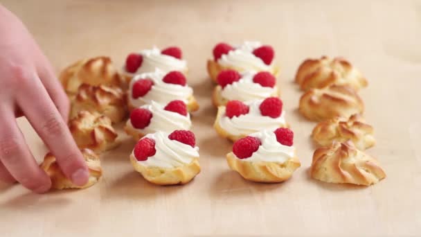 Tapas colocadas sobre profiteroles rellenos — Vídeo de stock