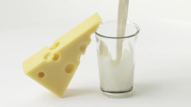 Stück Käse und ein Glas Milch — Stockvideo