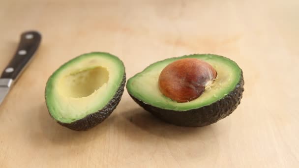 Een avocado wordt opgezet door chef-kok — Stockvideo