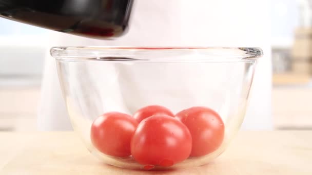 Кипящая вода льется на помидоры — стоковое видео