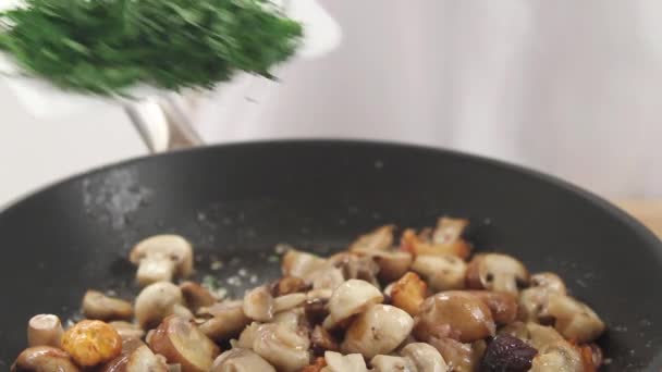 Kruiden worden toegevoegd aan paddestoelen — Stockvideo