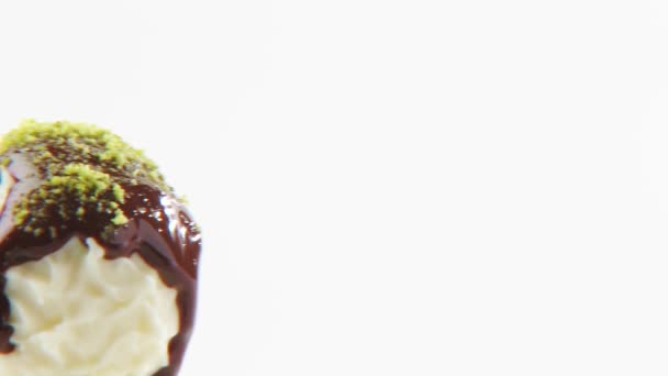 Chocolate com revestimento de chocolate e pistache moído — Vídeo de Stock