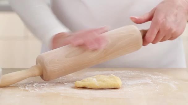 Masa de pasta que se está extendiendo — Vídeos de Stock