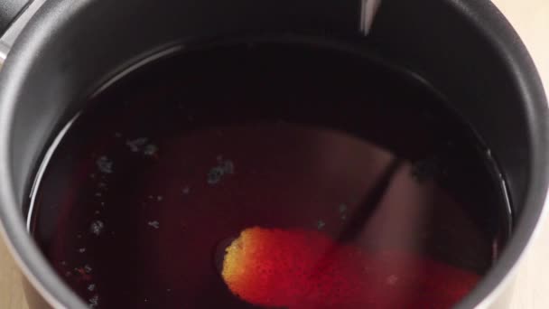 Beerensaft mit Orangenschale gewürzt — Stockvideo