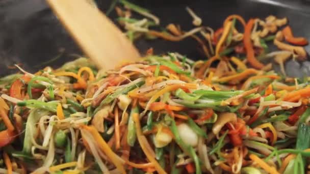 Mexer-fritar legumes em um wok — Vídeo de Stock