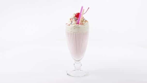 Milkshake con panna e ciliegia cocktail — Video Stock