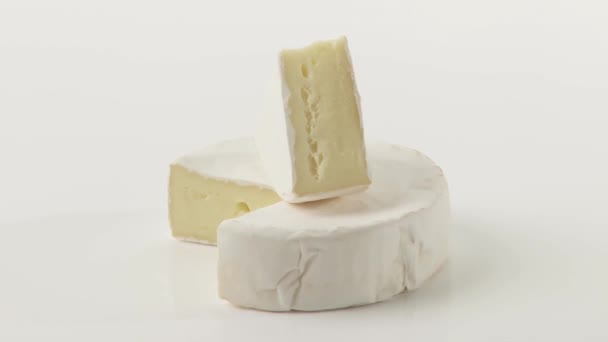 Camembert med en del klipp ut — Stockvideo