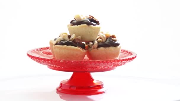 Chocolate cream tarts with nuts — Stock Video