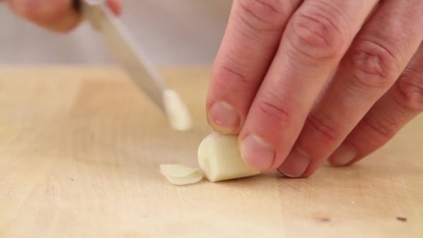 Garlic cloves being finely sliced — Stock Video
