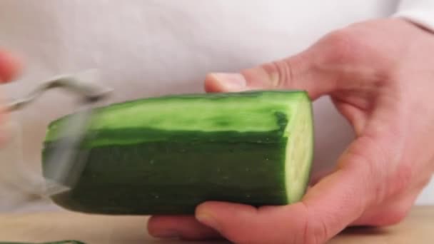 Chef-kok peeling komkommer — Stockvideo