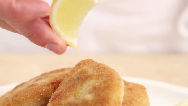 Στήθη κοτόπουλου είναι ραντισμένο με χυμό λεμονιού — Αρχείο Βίντεο