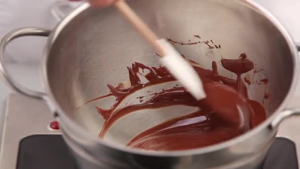 Chocolate a ser derretido e agitado — Vídeo de Stock