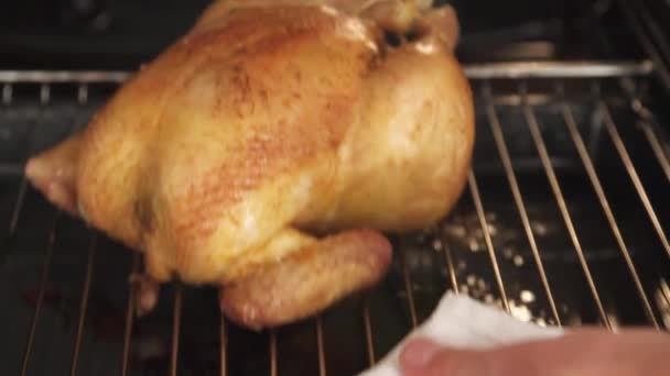 Курицу чистят маслом — стоковое видео