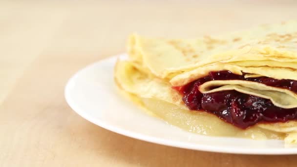 Crêpes mit Marmelade — Stockvideo