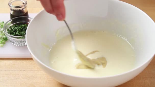 Mosterd en kruiden saus wordt geroerd — Stockvideo