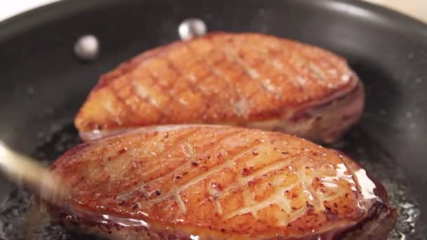 Fat poured over duck breast — Stock Video
