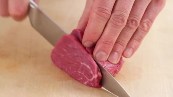 Разрезают филе говядины — стоковое видео