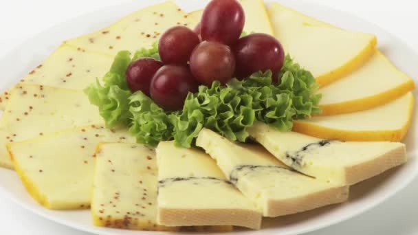 Placa de queso con uvas — Vídeos de Stock