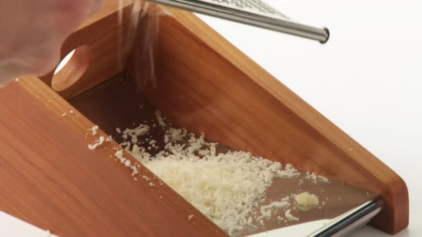 Koch reibt Parmesan — Stockvideo