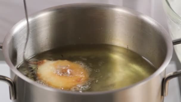 Buñuelo de manzana frito — Vídeo de stock