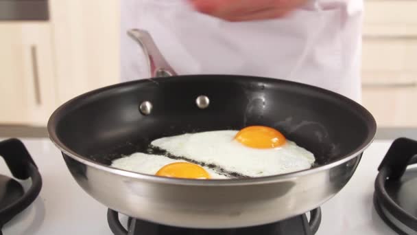 Eggs being seasoned with pepper — Stock Video