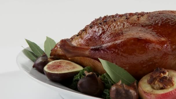 Duck with apples and figs — Stock Video