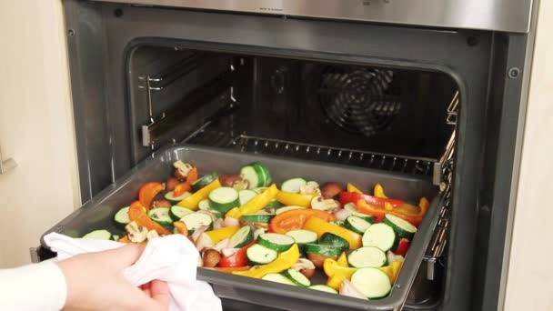 Vegetables roasted in the oven — Stock Video