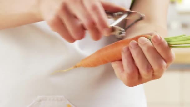 Zanahoria pelada de cerca — Vídeo de stock