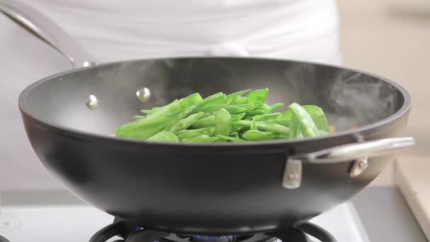 Kip curry in een pan — Stockvideo