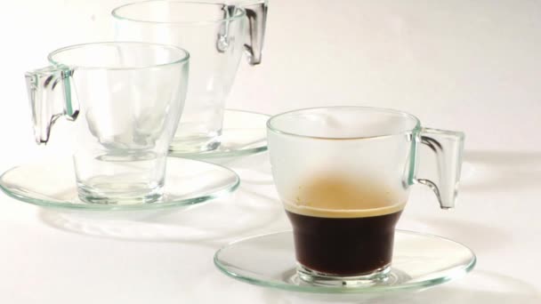 Nalévání mléka do kávy — Stock video