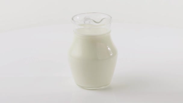Een kruik van melk — Stockvideo