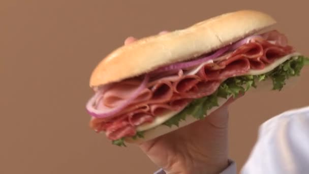 Joven mujer comiendo sándwich — Vídeos de Stock