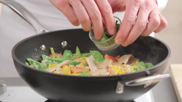 Kruiden toegevoegd aan kip curry — Stockvideo