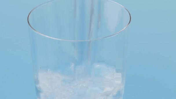 Verter un vaso de agua — Vídeos de Stock