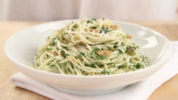 Pasta con ajo y aceite de oliva b — Vídeo de stock