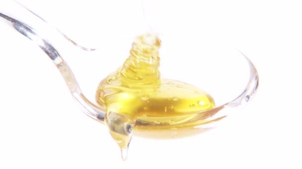 Honing loopt van plastic lepel — Stockvideo