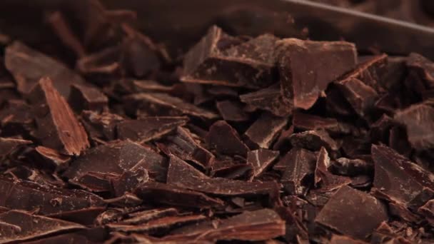 Chocolade wordt gehakt — Stockvideo