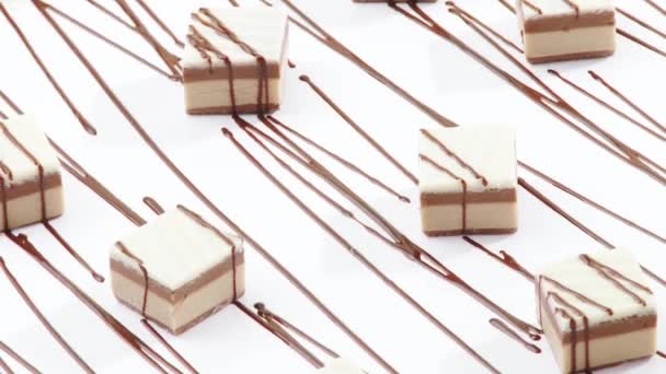 Süßigkeiten mit Schokoladennieselregen — Stockvideo