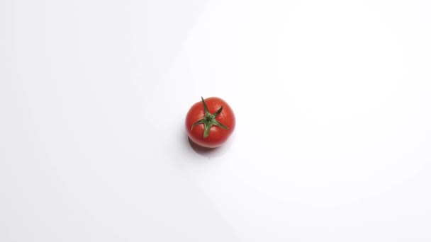 Tomate rotativo sobre fundo branco — Vídeo de Stock