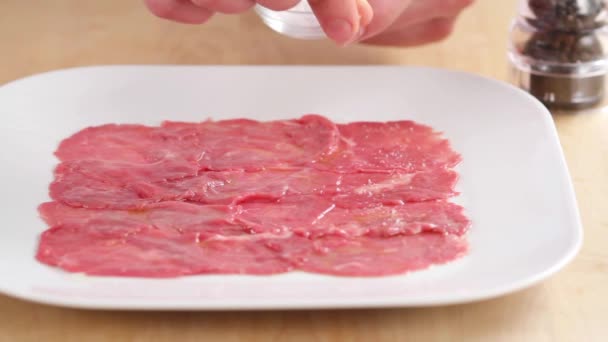 Βοδινό καρπάτσιο είναι seaded με αλάτι — Αρχείο Βίντεο