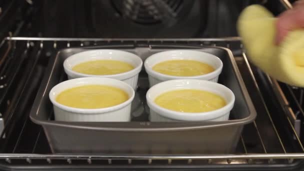 Crema caramello in teglie da forno — Video Stock