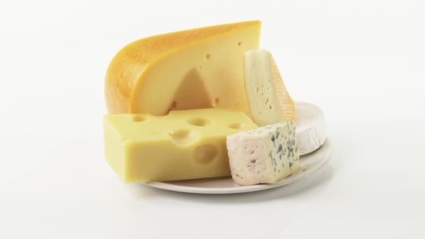 Différents fromages sur assiette — Video