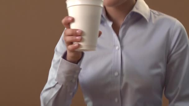 Jeune femme buvant du café — Video